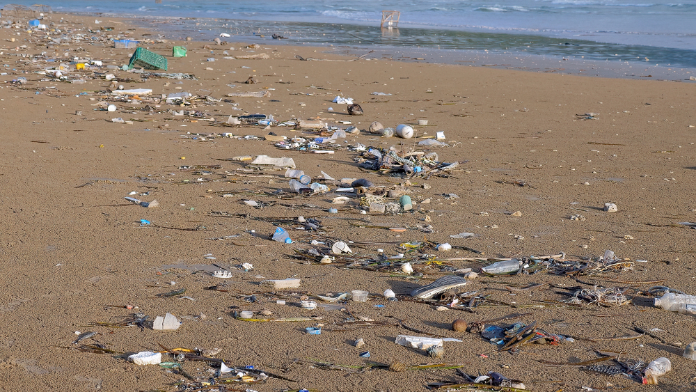 Bouře přinesly na skotské ostrovy desítky let starý odpad