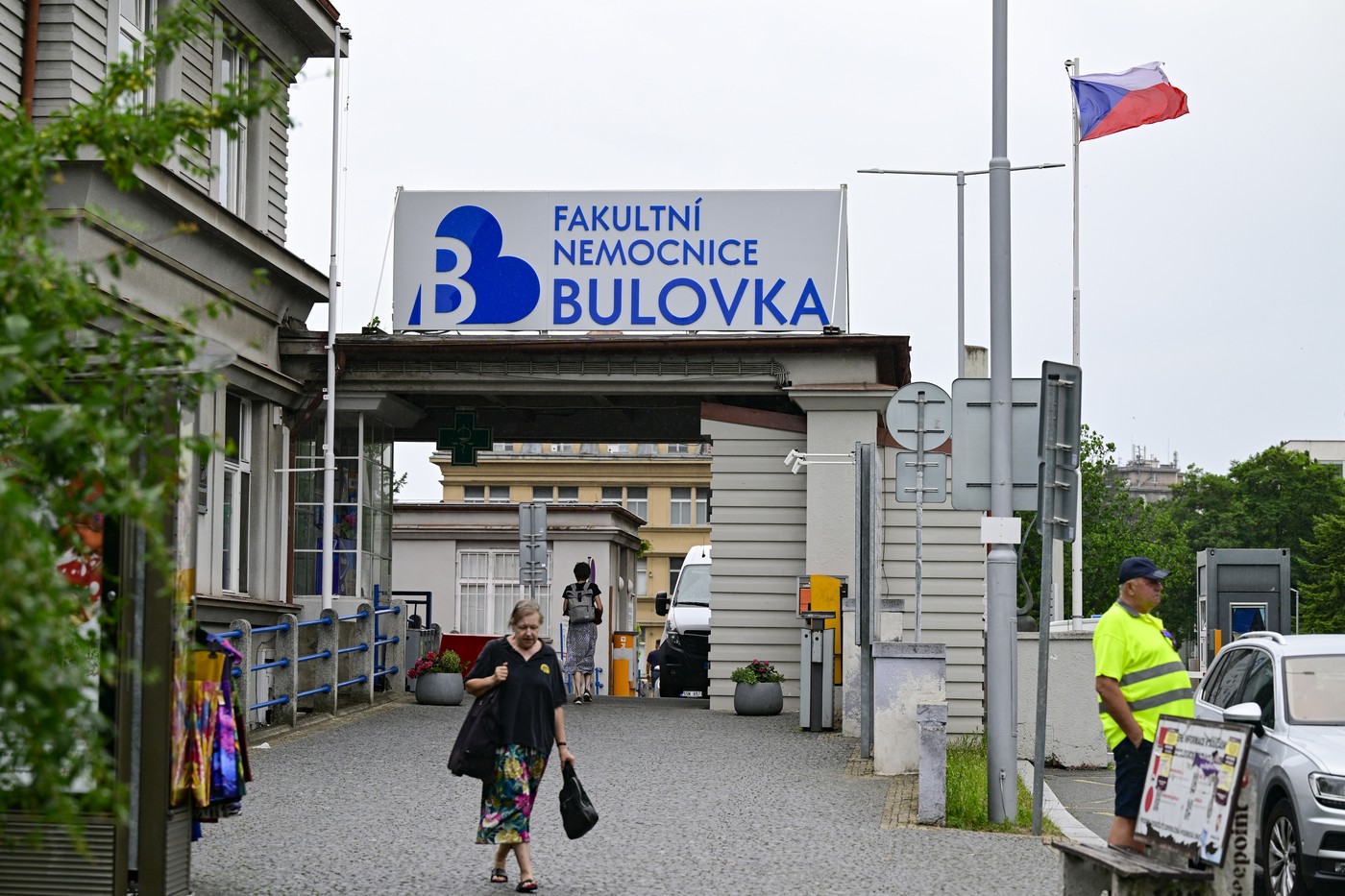 Žena po návratu z Ugandy je v podezření z vysoce nebezpečné nákazy, převážejí ji do Prahy