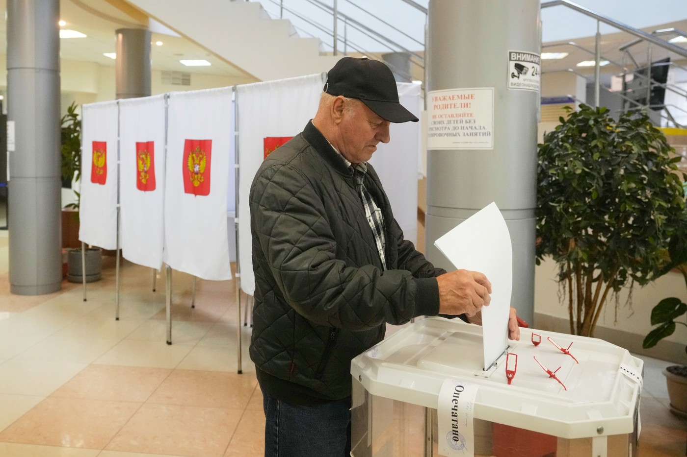 Masivní útok na elektronické volby v Moskvě pokračuje, tvrdí ruská volební komise