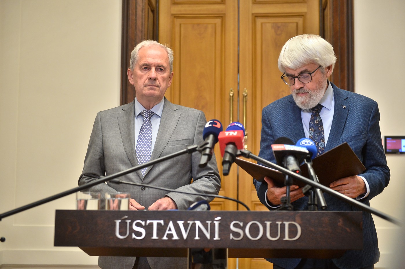 Vláda chce zamítnutí Pavlovy žaloby, opozice kritizuje útok na Ústavní soud