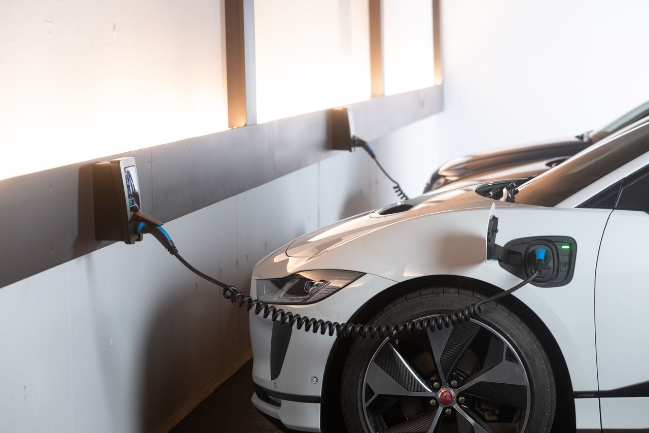 Česko jako „elektromobilní skanzen“? NKÚ kritizuje pomalý rozvoj a chybějící předpisy