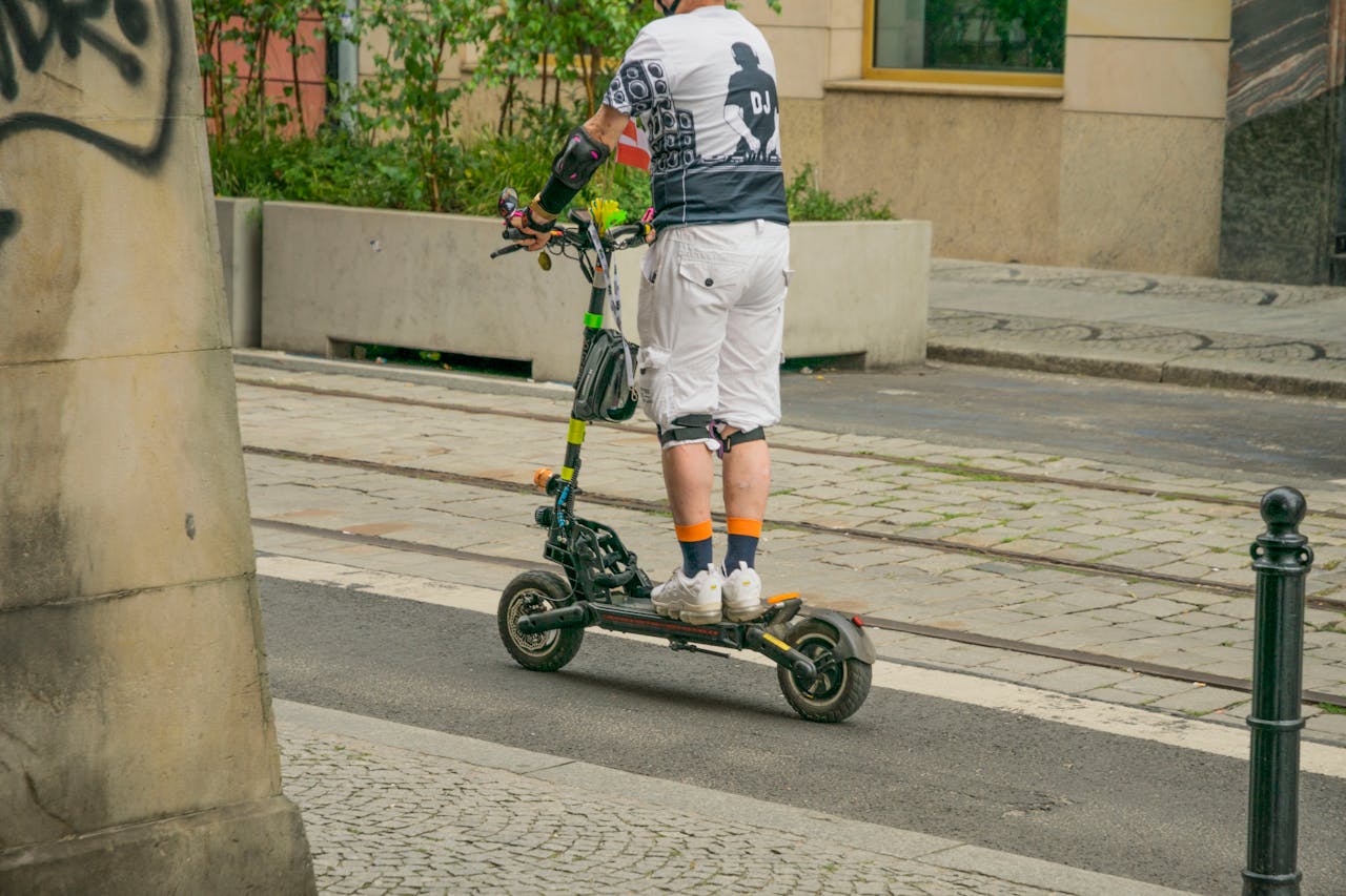 Bez řidičáku, bez přilby, bez pojištění. Muž ujížděl policistům na zakázané koloběžce