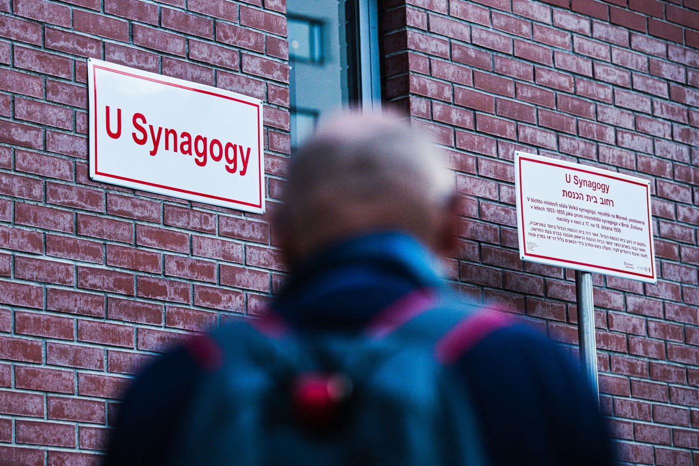 Spálená ulice v Brně se dnes vrátila k historickému názvu U Synagogy