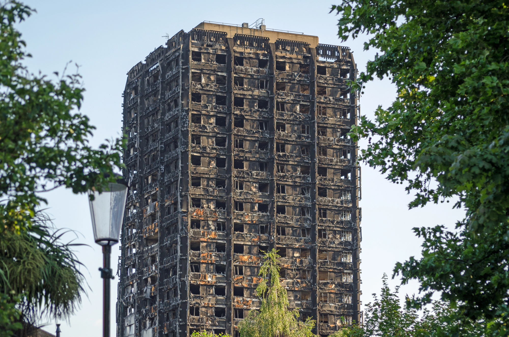 Londýnská policie plánuje obvinit 57 osob a 20 firem kvůli požáru Grenfell Tower