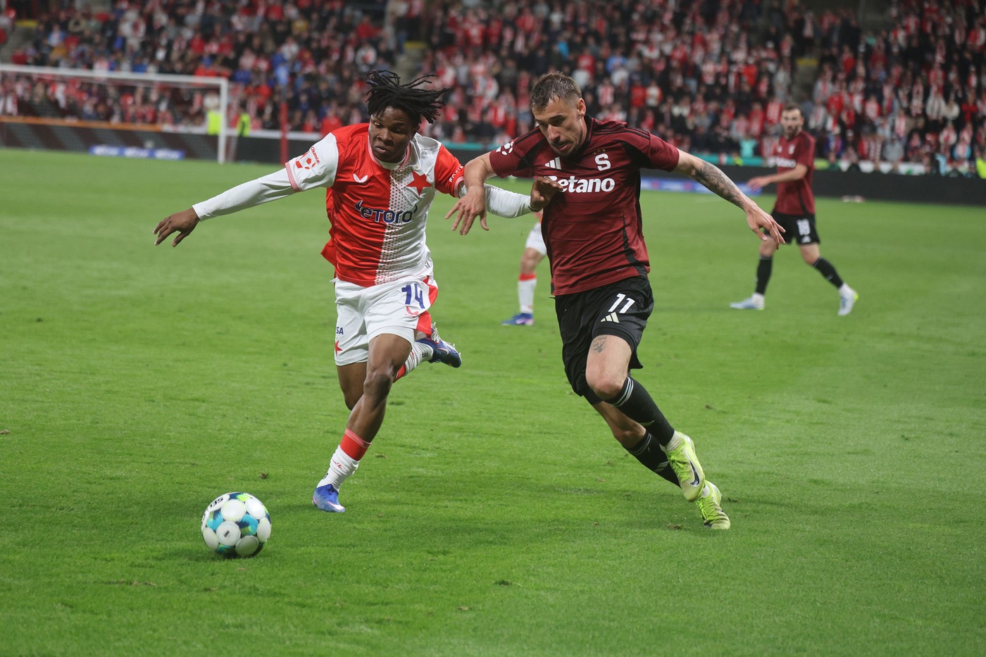Třaskavá bitva na Letné: Sparta útočí na první místo, Slavia hájí neporazitelnost