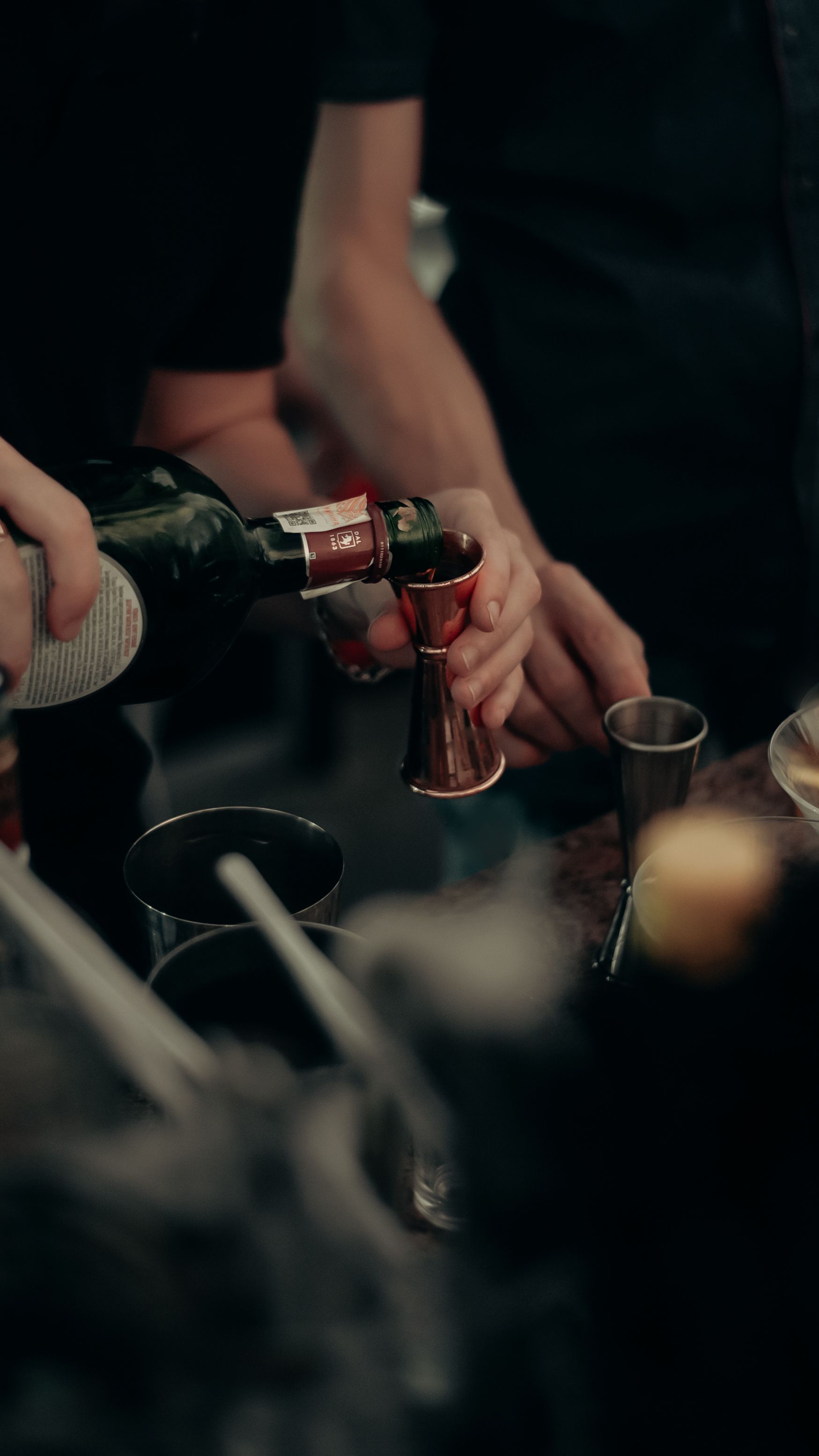 Paříž má kvůli vedrům plné nemocnice, zakáže prodej a pití alkoholu