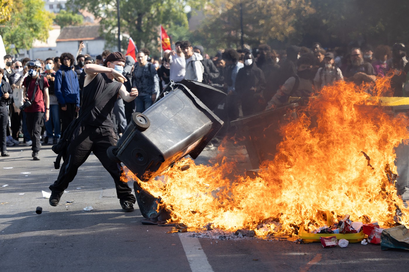 Hořící školy, napadení policisté i hasiči. Studentské protesty ve Francii eskalují