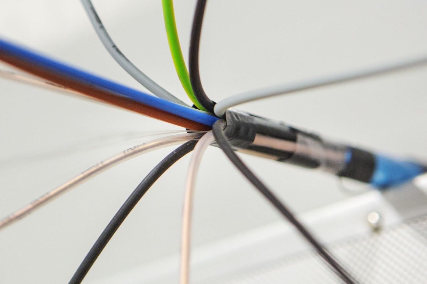 Slovenský úřad uložil rekordní pokutu výrobcům a dodavatelům kabelů z ČR a SR