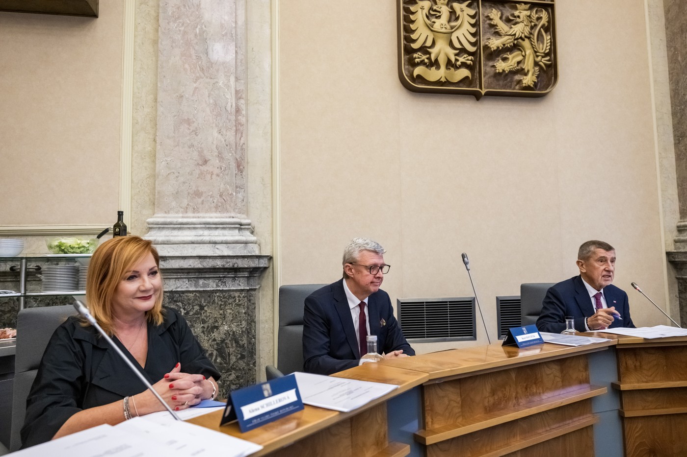 Vláda na dnešním zasedání odmítla unijní migrační pakt, opozice to kritizuje