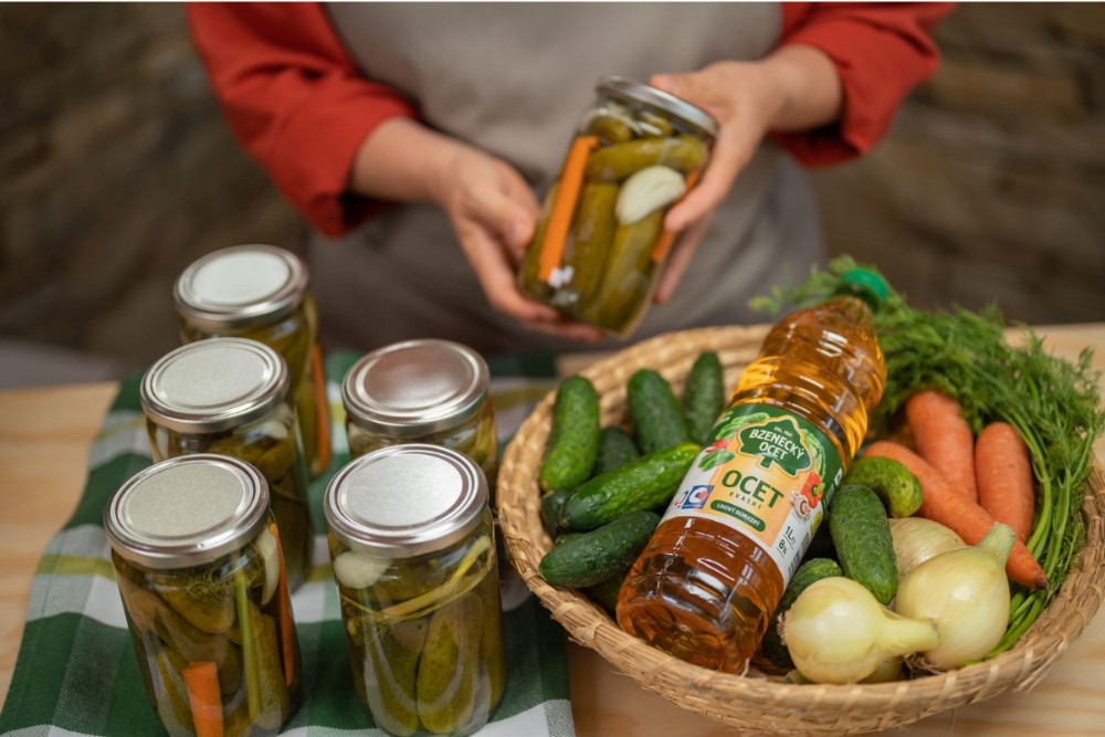 Tradiční zavařování okurek: Recept na babiččiny křupavé delikatesy