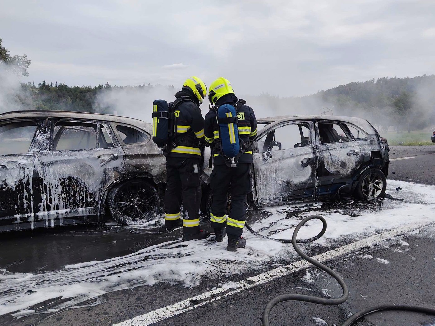Hasiči na Lounsku vyjížděli k požáru dvou aut po nehodě, šest lidí se zranilo