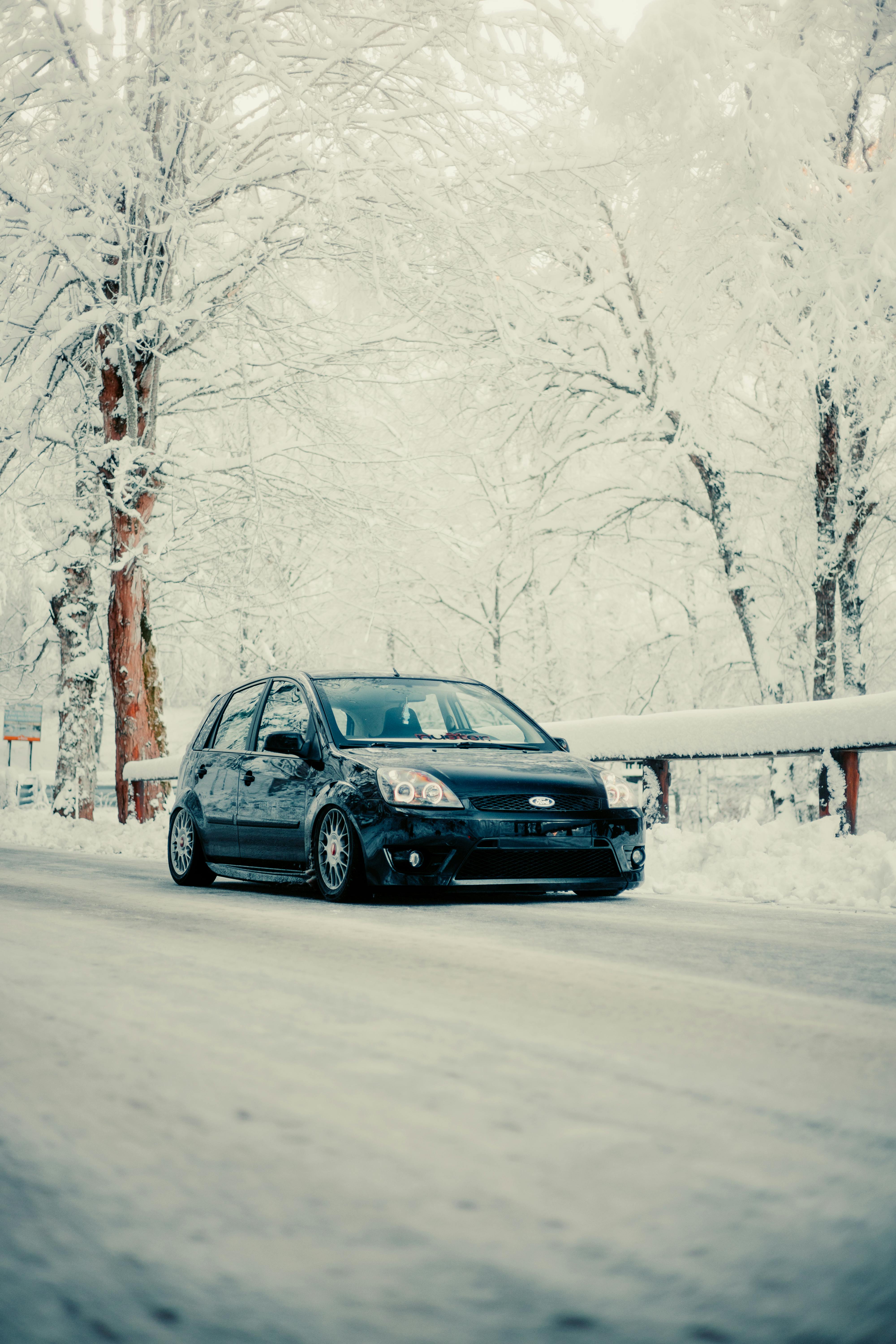 Doprava v Česku je na sněhu. Desítky nehod a potíže v kopcích