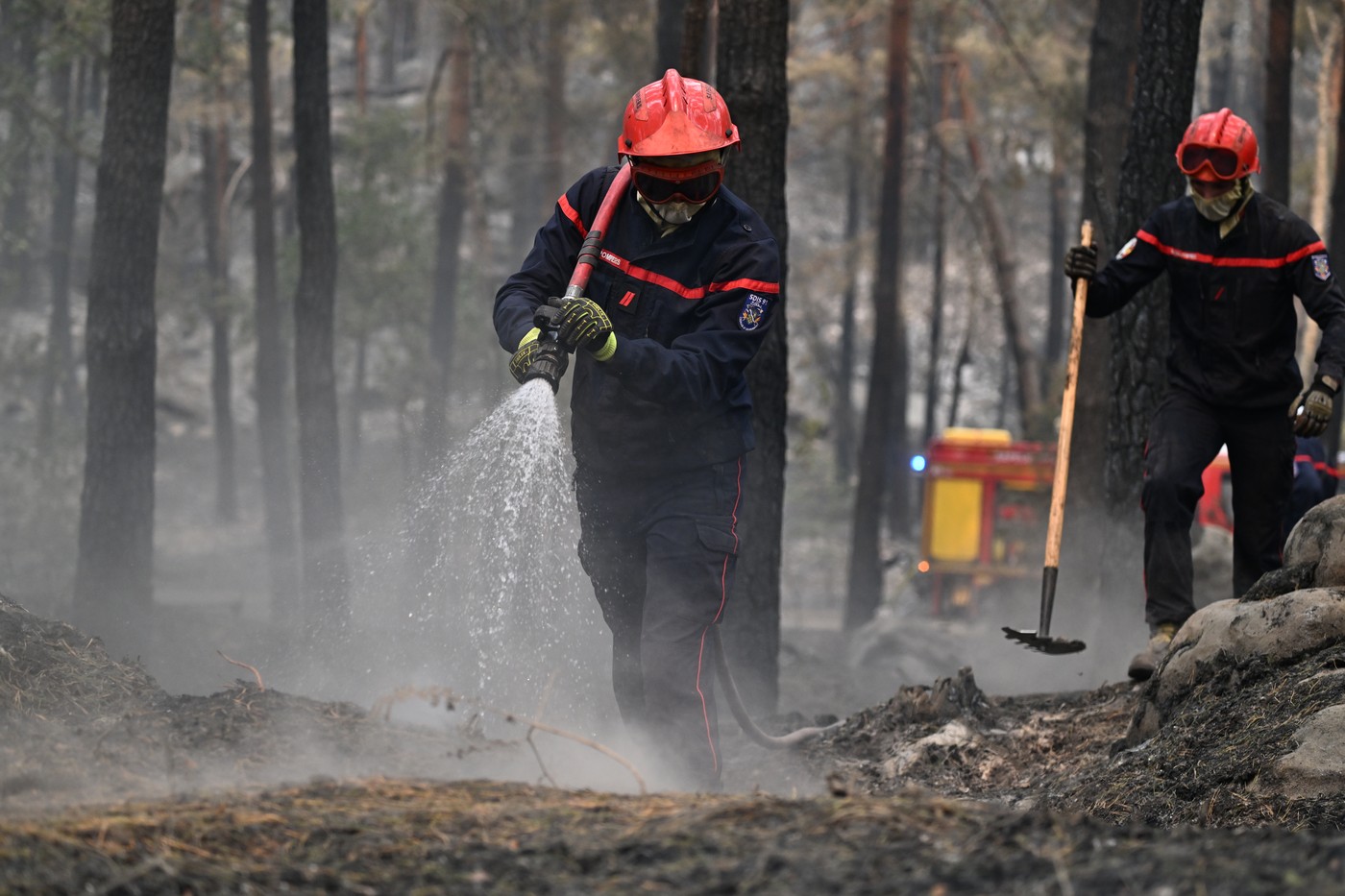 Požár lesa u Fontainebleau nedaleko Paříže zasáhl od nedělního odpoledne plochu přes 2000 hektarů, informovaly dnes podle agentury AFP místní úřady. Prefekt departementu Seine-et-Marne Pierre Ory uvedl, že dnešek je rozhodujícím dnem pro více než 800 nasazených hasičů bojujících s ohněm. V pondělí pozdě večer francouzská média psala o 1300 zasažených hektarech. V souvislosti s požáry bylo podle státní zástupkyně ve Fontainebleau Diane Ngomsikové zadrženo již šest lidí.  "Počasí se v posledních hodinách trochu zlepšilo," uvedl Ory. Zatímco pondělí bylo poznamenáno nárazy větru, ten nyní podle něj celkově zeslábl. Francouzský ministr vnitra Laurent Nuňez dnes při oslavách francouzského státního svátku 14. července uvedl, že oheň se již nešíří, ale je potřeba ho zajistit.  Hasiči nyní v lese bojují se dvěma hlavními lesními požáry. První z nich vypukl v neděli pozdě odpoledne v okolí dálnice A6 vedoucí směrem na jihovýchod Francie a rozšířil se na plochu přibližně 1600 hektarů. Druhý požár vypukl v pondělí odpoledne v oblasti Faisanderie a zasáhl plochu přibližně 450 hektarů.  Do boje s plameny jsou nasazeny i vrtulníky a několik hasičských letadel Canadair. Dnes byly použity také buldozery, aby rozšířily cestu vedoucí do hořící oblasti. Práci komplikují členitý terén a rašelina, v níž se může podle prefekta šířit požár ještě několik dní.  Prokurátorka Ngomsiková v tiskovém prohlášení uvedla, že mezi šesti zadrženými je i jeden dobrovolný hasič, který se přiznal k zapálení větviček pomocí benzínu a zapalovače. Druhý podezřelý se doznal k tomu, že požár založil odhozením cigaretového nedopalku.  Nuňez již v pondělí večer informoval, že policie v souvislosti s případem zadržela dva lidi. Zároveň vyjádřil silné podezření, že požár někdo založil úmyslně. "V okruhu jednoho kilometru bylo zjištěno asi deset míst, kde oheň vznikl, což naznačuje, že jej mohl někdo úmyslně založit," poznamenal. Podle zdrojů agentury AFP byl jedním ze zadržených 18letý muž, u kterého policie našla zapalovač a který měl ruce pokryté sazemi.  Požár v oblasti vzdálené asi 60 kilometrů od francouzské metropole zuří od neděle. Evakuováno kvůli němu bylo přibližně tisíc lidí. Lesní masiv, v jehož blízkosti se nachází také známý zámek Fontainebleau, má rozlohu přibližně 23.000 hektarů.  Nuňez také v pondělí uvedl, že ve Francii spálily požáry od začátku letošního roku přibližně 32.000 hektarů porostu. "To je již nyní více než za celou sezonu 2025, a to je teprve 13. července," upozornil. Francie se potýká se třetí vlnou veder od začátku roku, která by se ale podle předpovědi měla chýlit ke konci.  Francouzský prezident Emmanuel Macron sdílel na síti X příspěvek zachycující dnešní přehlídku u příležitosti státního svátku, které se účastnily také jednotky hasičů. "Zvláštní poděkování patří všem našim hasičům a záchranářům, kteří dnes bojují s požáry. Patří jim vděčnost národa," uvedl.