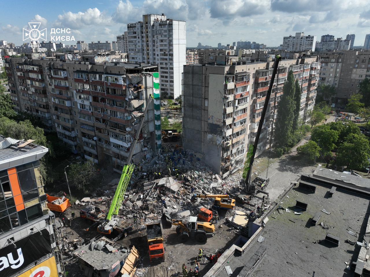 Počet obětí ruského útoku na Kyjev stoupl na 16, včetně dvou dětí
