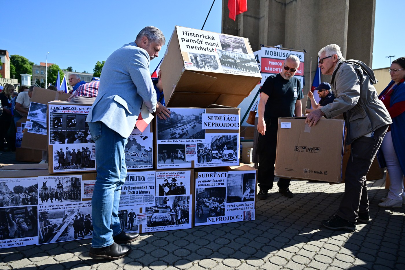Odpůrci sjezdu SdL postavili barikádu z krabic i na náměstí Svobody v Brně
