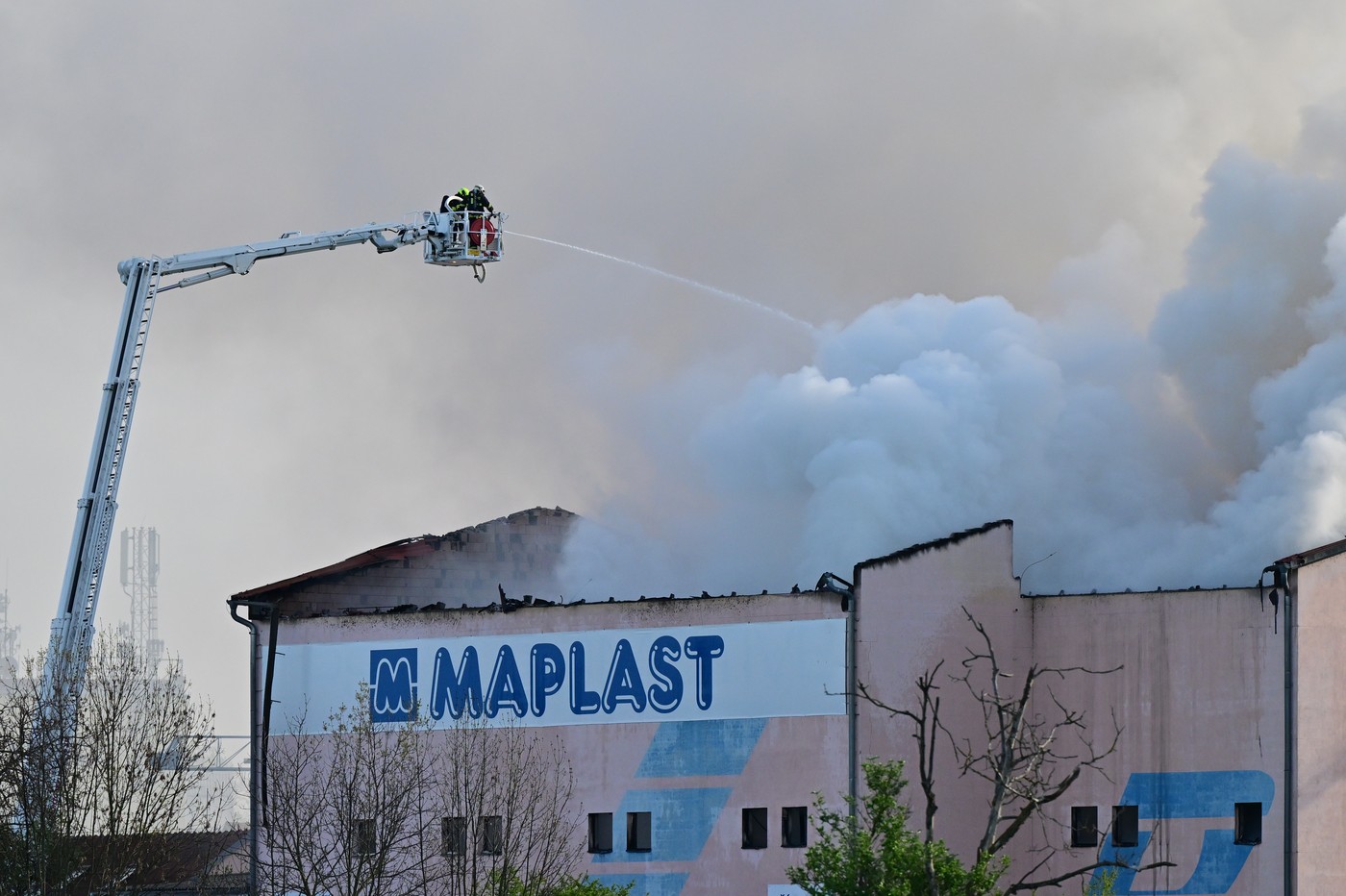 Likvidace požáru skladu plastů v Brně zřejmě potrvá do úterního rána
