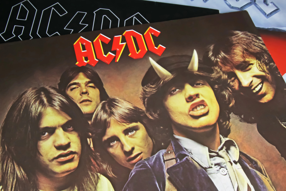 Kytarista australské skupiny AC/DC Stevie Young je v nemocnici, uvedl mluvčí