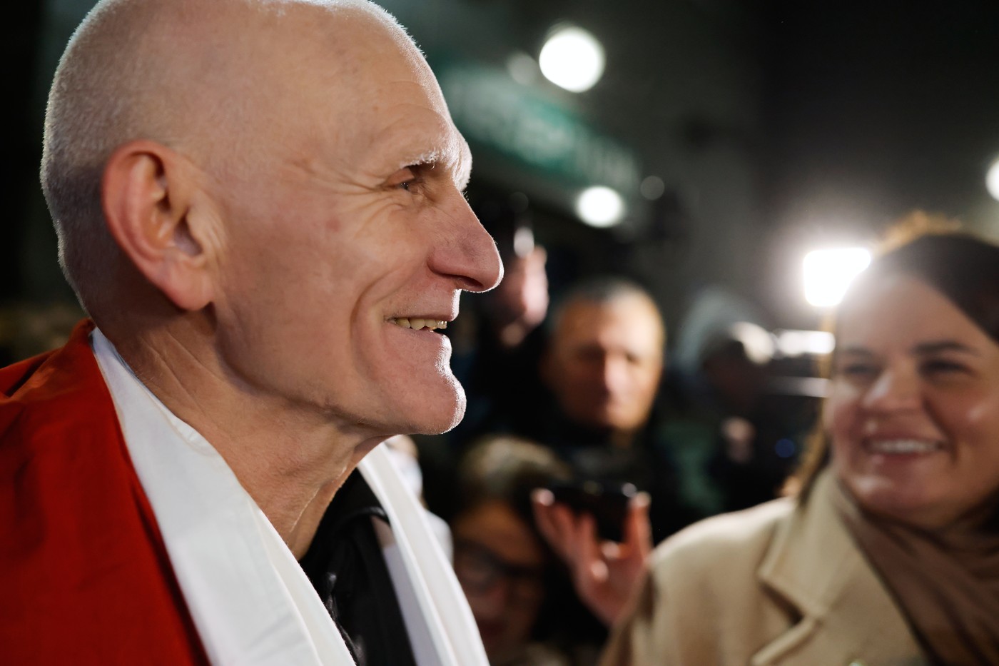 Běloruský režim propustil 123 vězňů, včetně Bjaljackého a Kalesnikavové