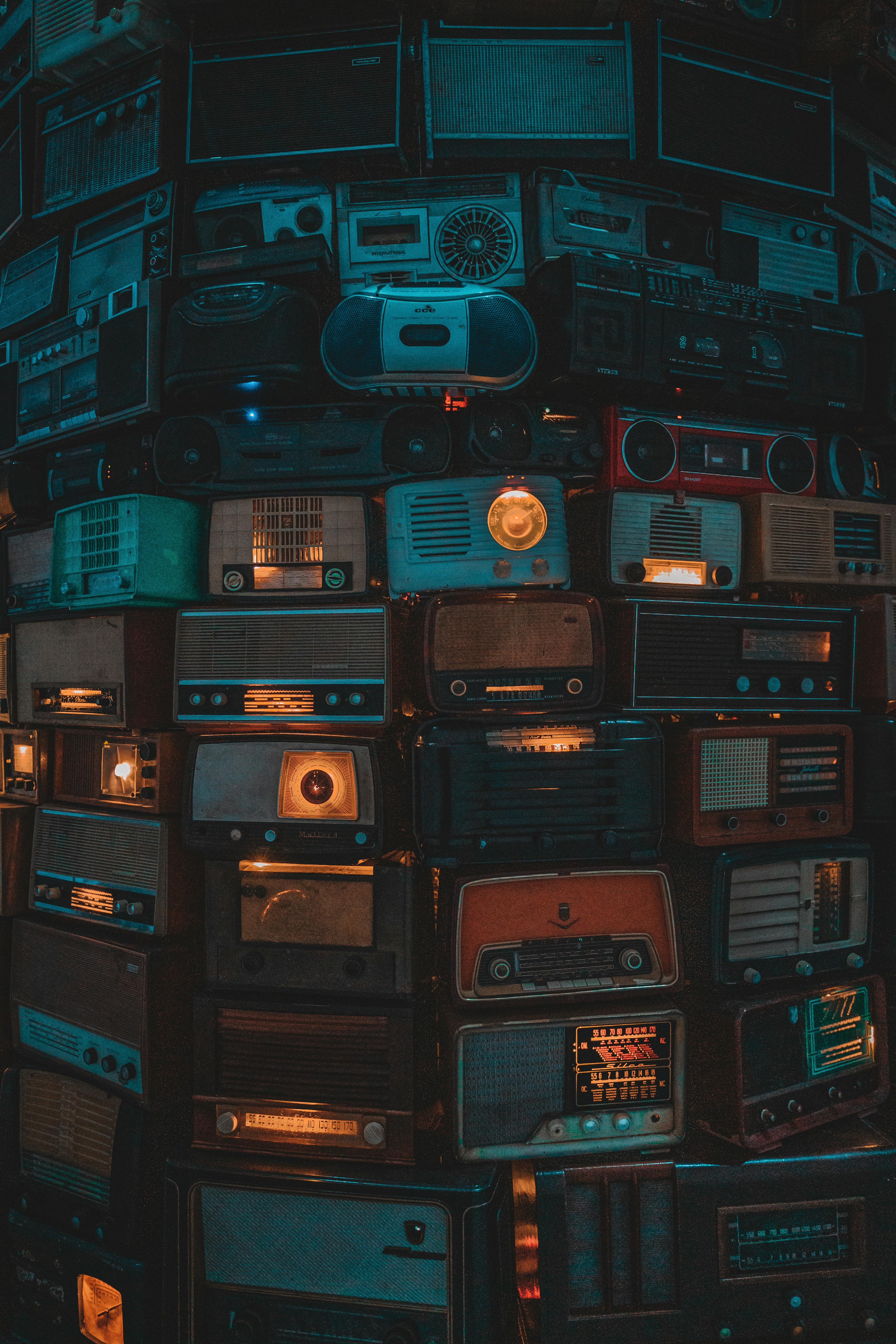 Senát se staví proti rušení poplatku za televizi a rozhlas. Kvůli bezpečnosti