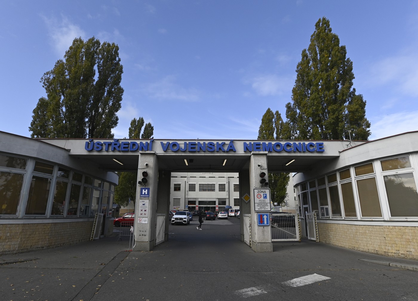 Jedenáct domovních prohlídek a tři zadržení. Vojenská policie zasahuje v ÚVN