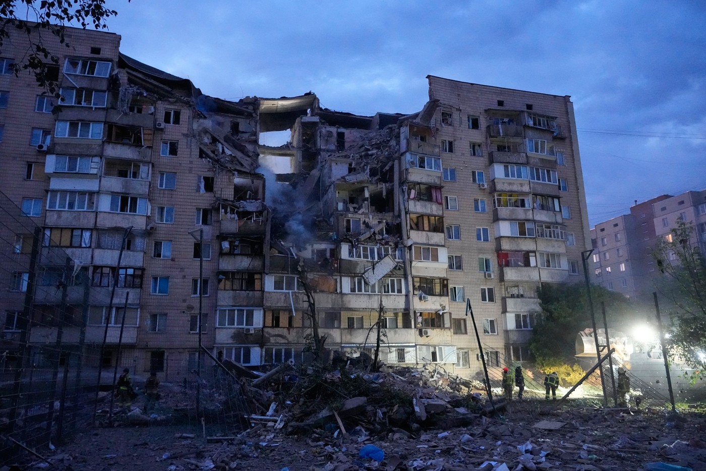 Po ruských útocích na Kyjev a okolí je 26 mrtvých, Zelenskyj žádá střely
