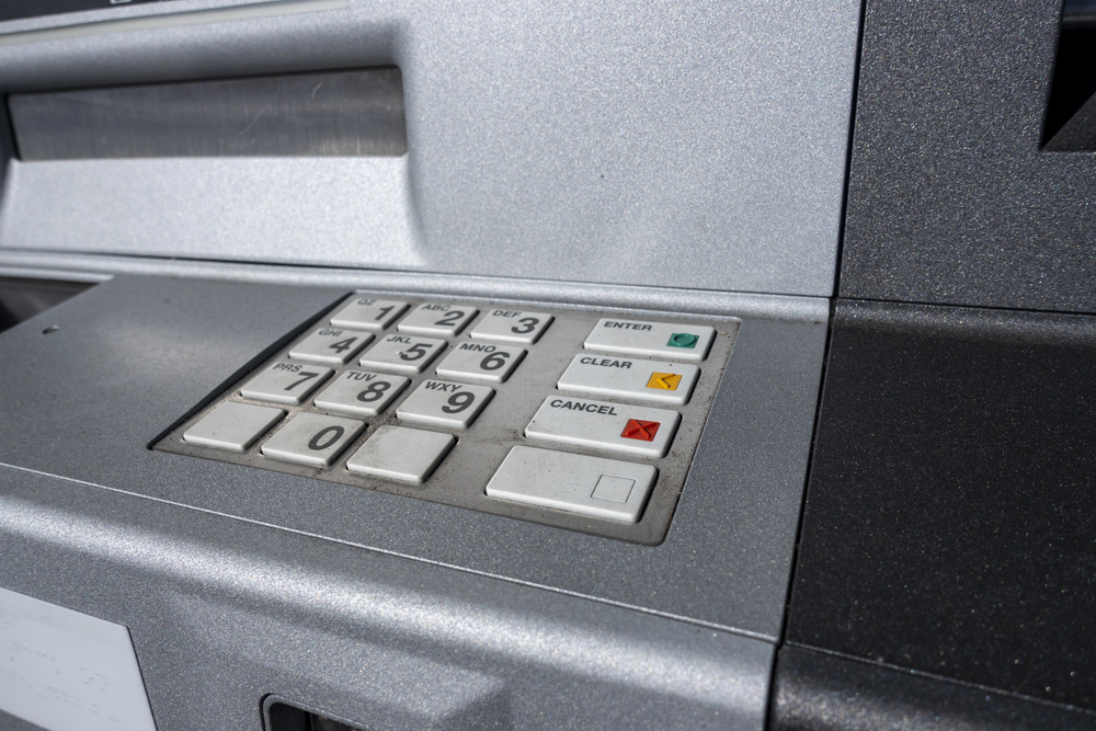 Tři zadržení za krádež bankomatů v Praze skončili ve vazbě, čtvrtý je svědkem