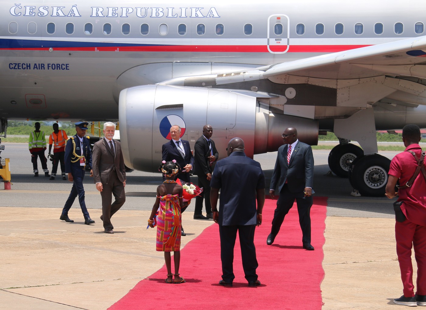 Lety prezidenta a šéfů komor podléhají souhlasu premiéra, usnesla se vláda