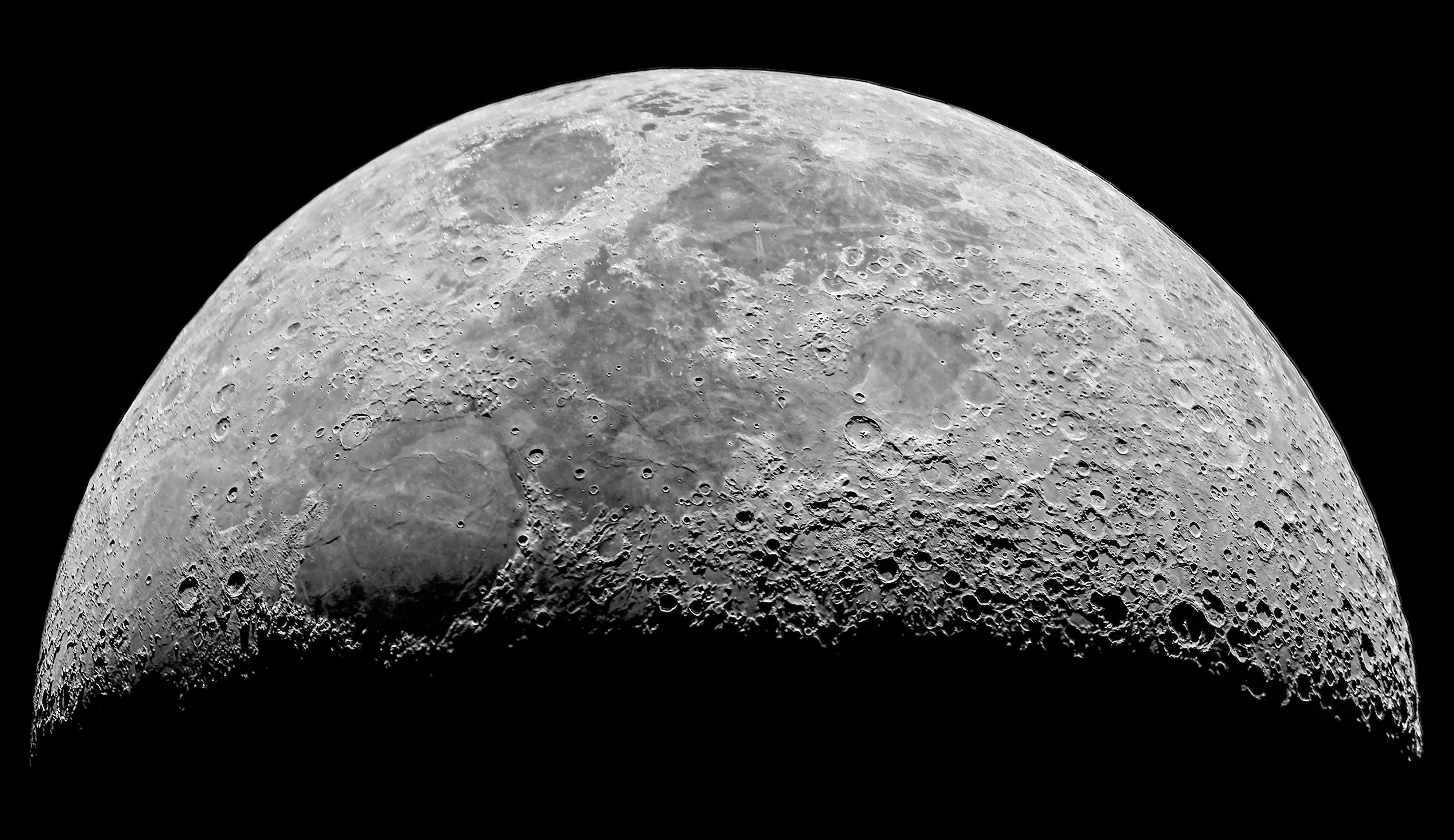 Lidé se po 50 letech vrací k Měsíci. Sice ho jen obletí, ale připravují tak přistání 