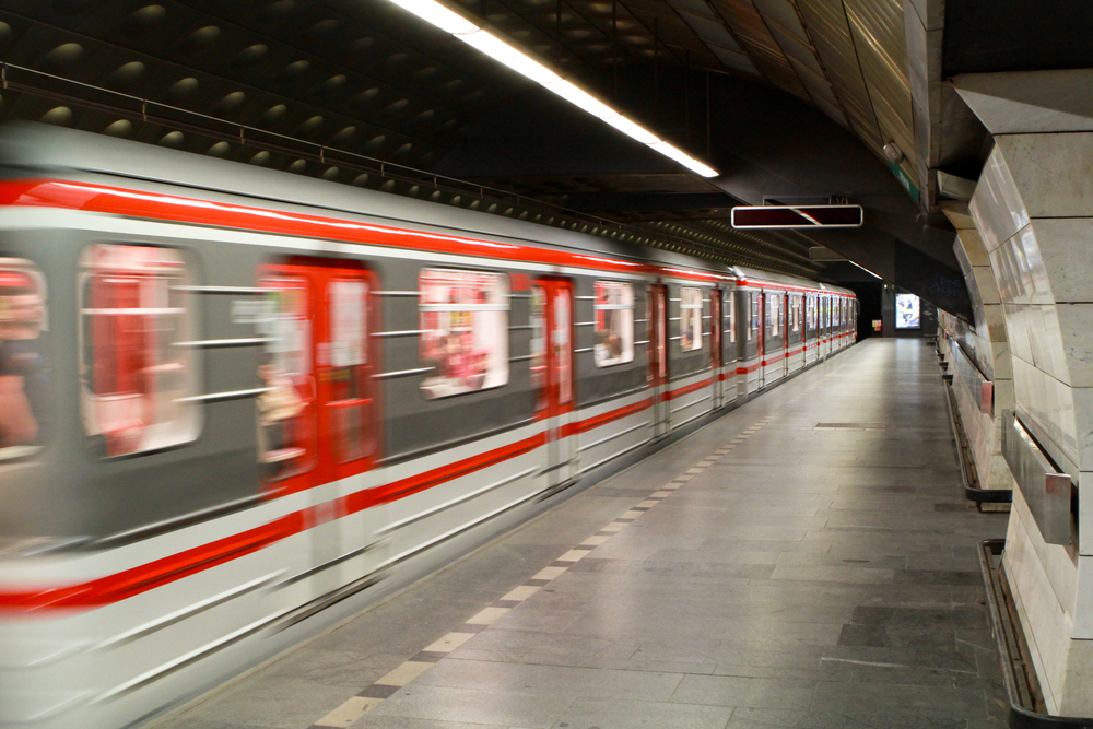 Vteřiny od neštěstí: hrdinové z metra zachránili šedesátnici