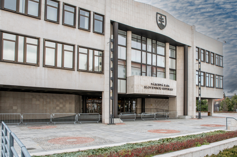 Slovenský parlament potvrdil zrušení současného úřadu pro whistleblowery
