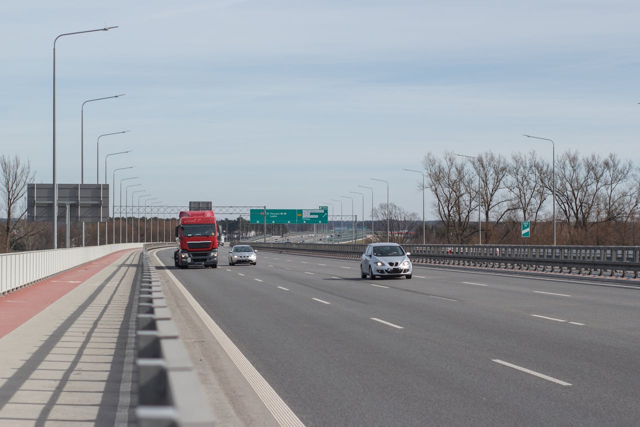 Babiš chce přesvědčit NATO, aby Česku uznalo dálnici jako vojenský výdaj