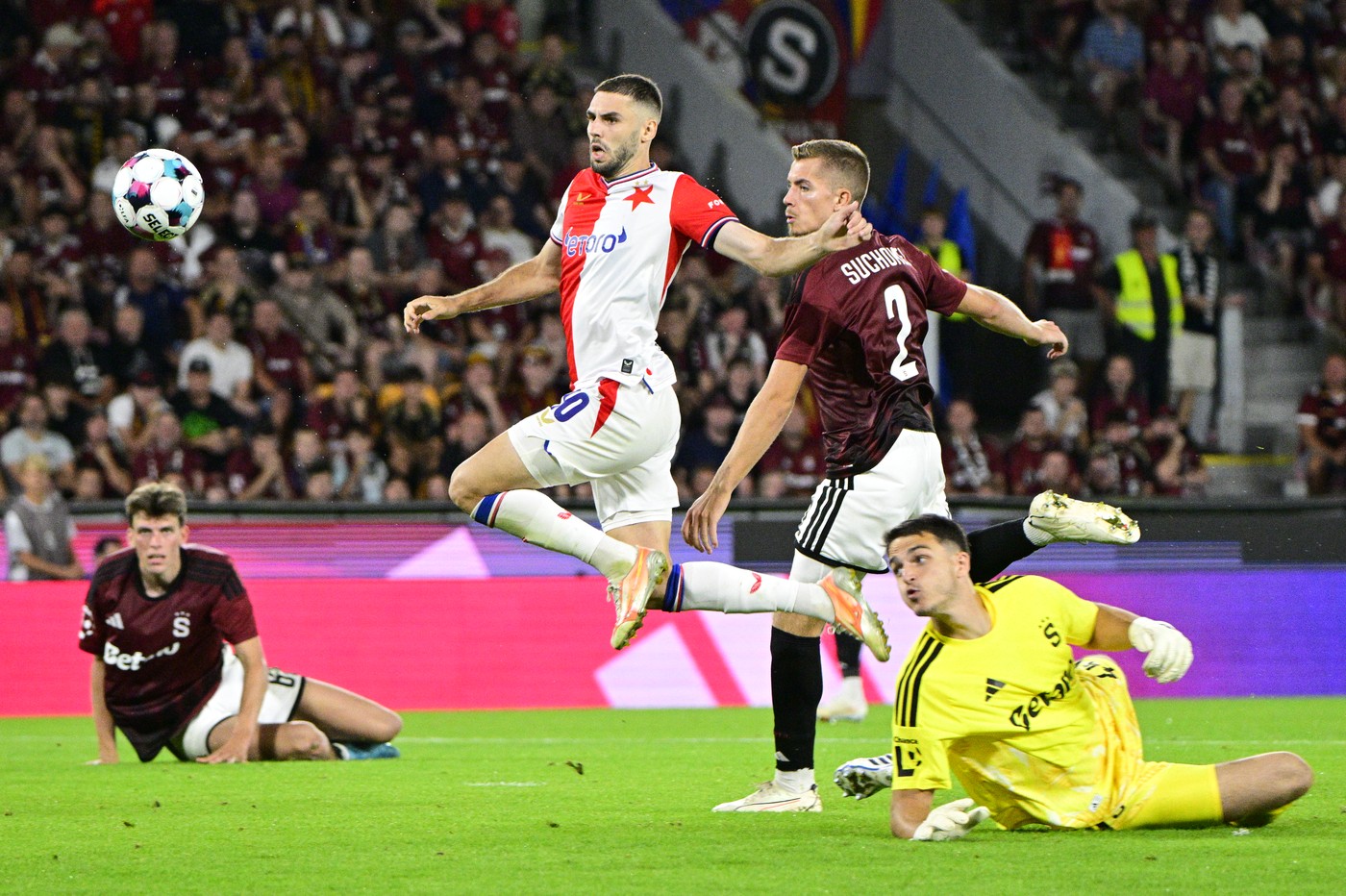 Slavia v derby smetla Spartu 3:0 a vede ligu. Na Letné vyhrála poprvé od roku 2020