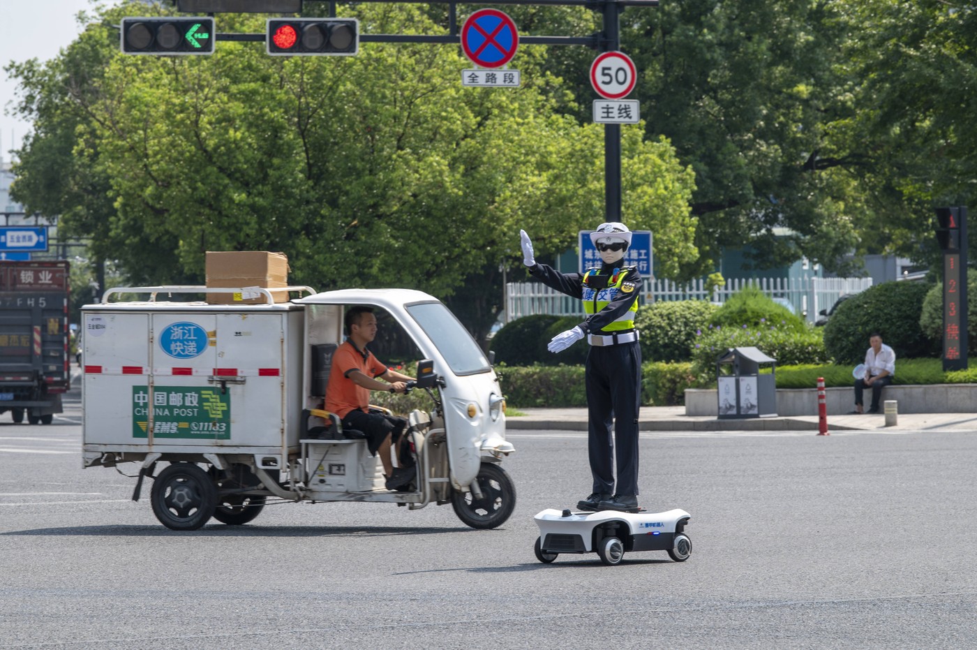 Čína posílá na křižovatky robotické policisty, zatím bez pravomoci zatýkat