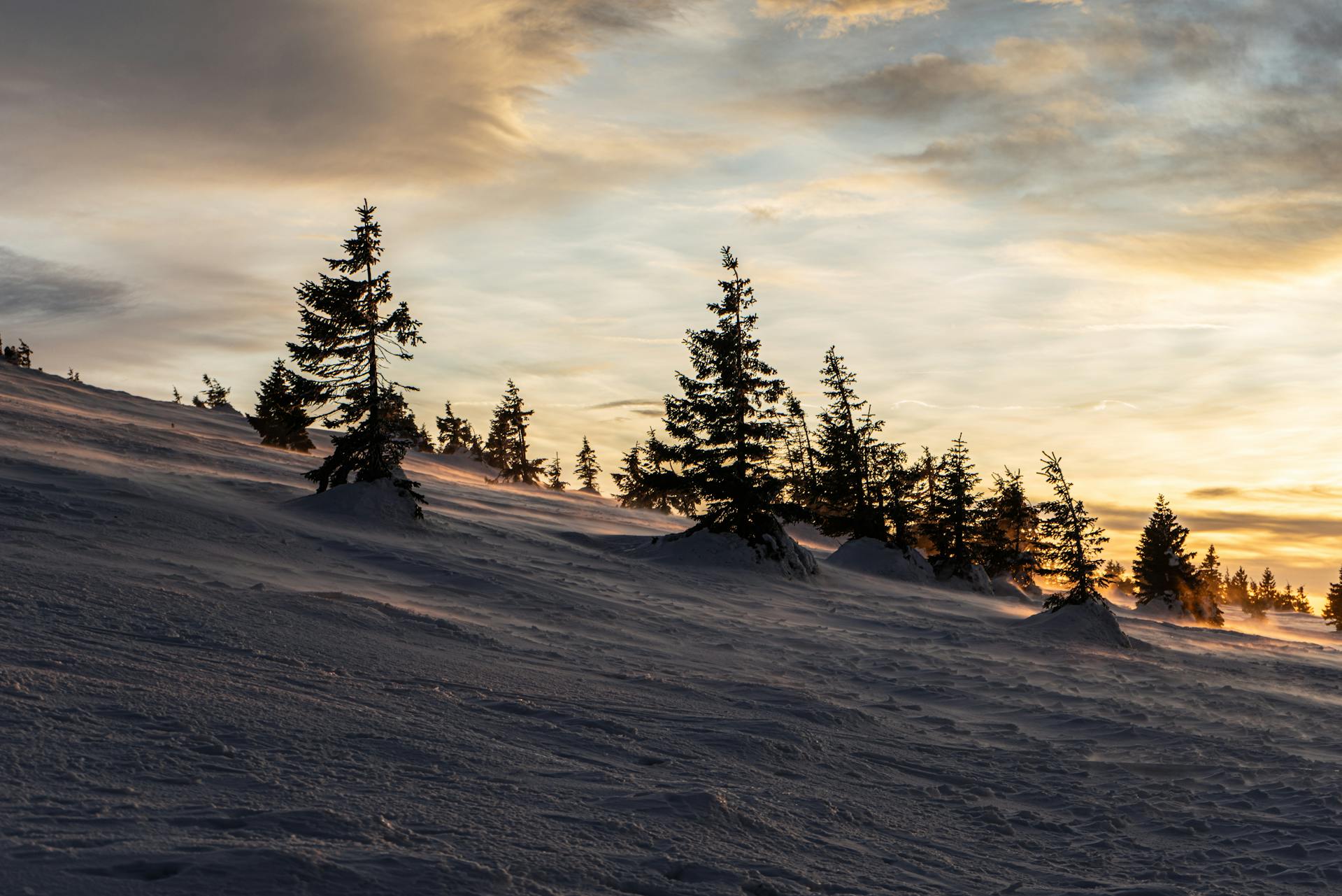 Na sjezdovce Stoh ve Špindlerově Mlýně dnes zemřel lyžař