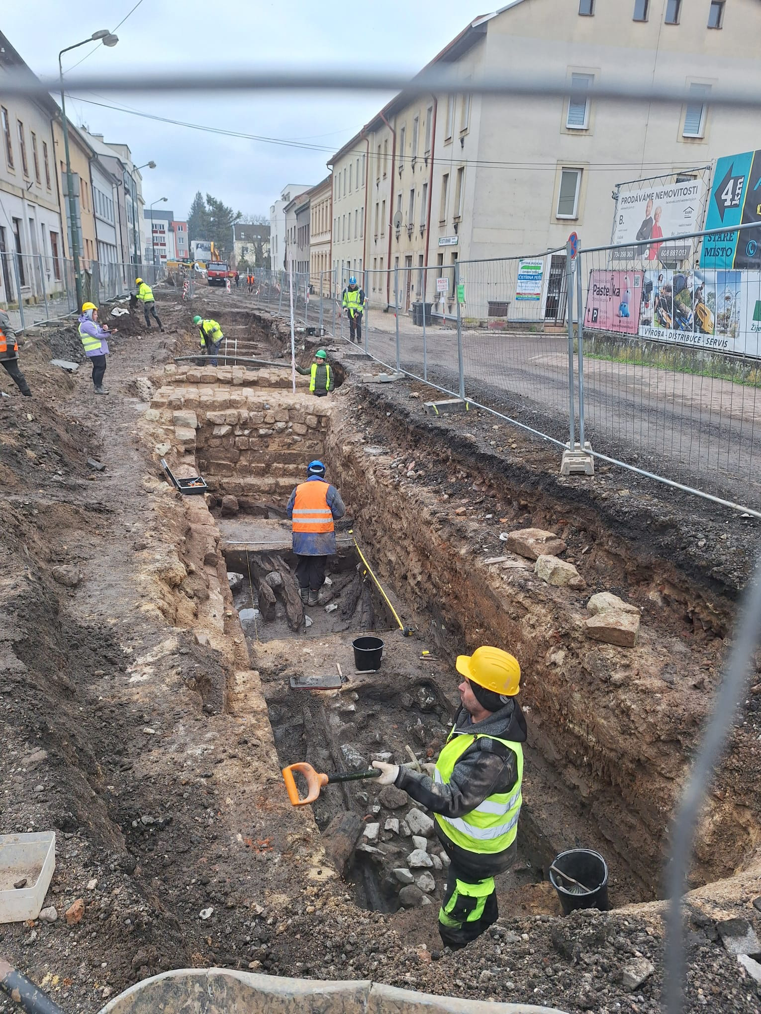 Archeologové v Jičíně objevili středověký vodní náhon a kamenný most