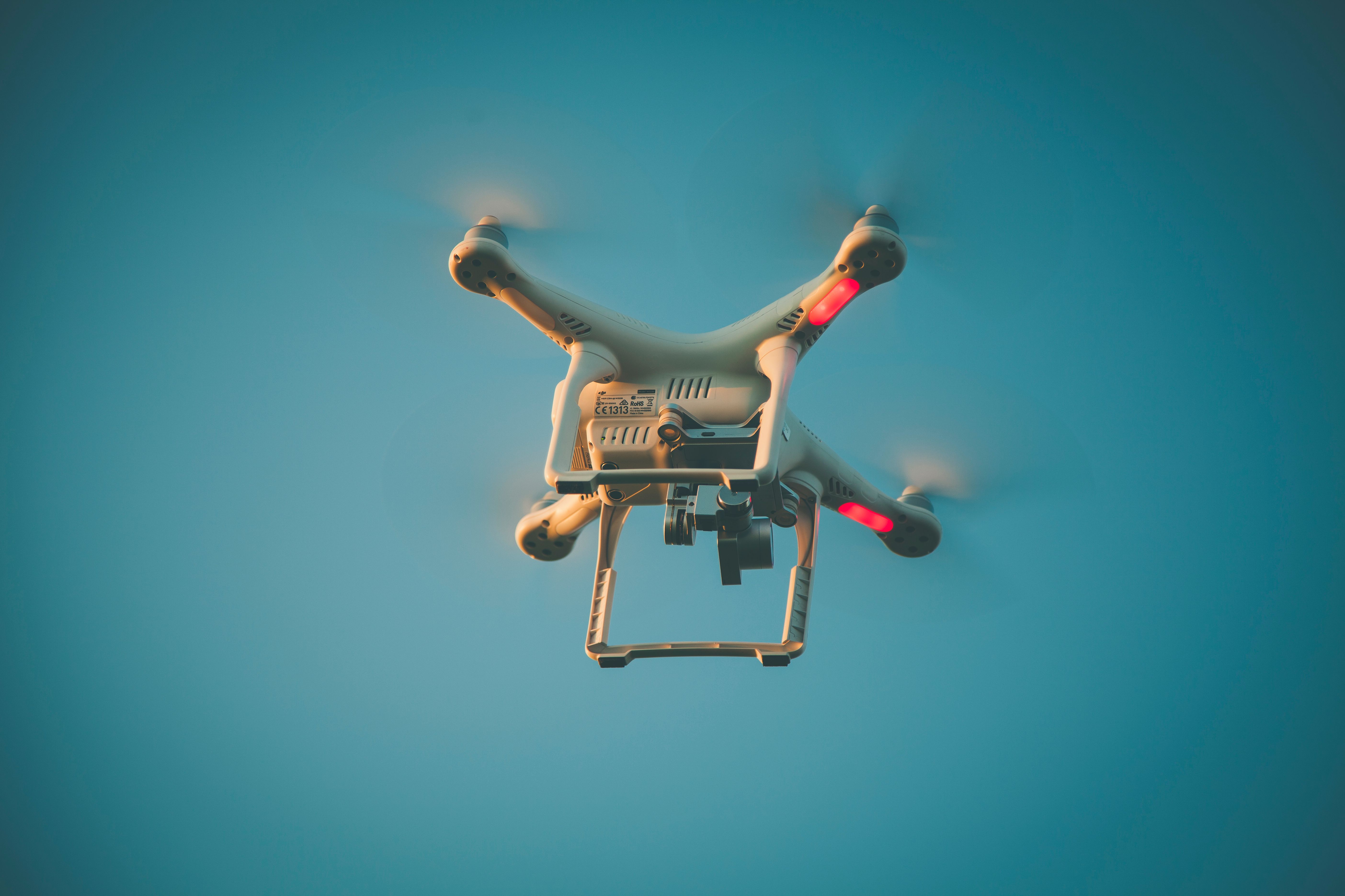 Americké úřady u stadionů, kde se hraje MS, zabavily přes 300 dronů