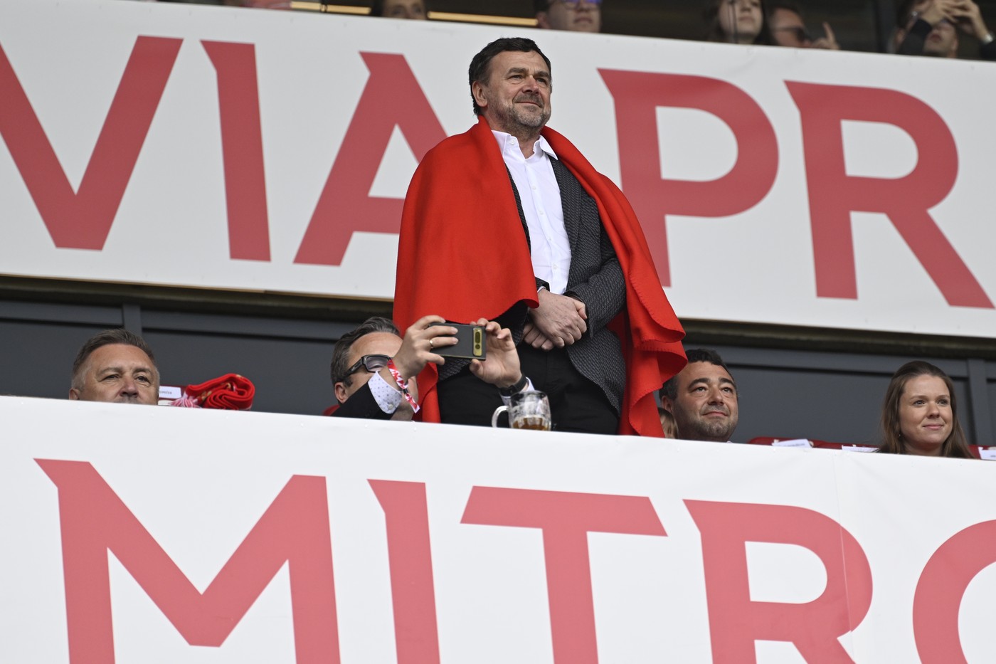 Miliardář Tykač koupí od Kaprainu polovinu mediálního domu Mafra