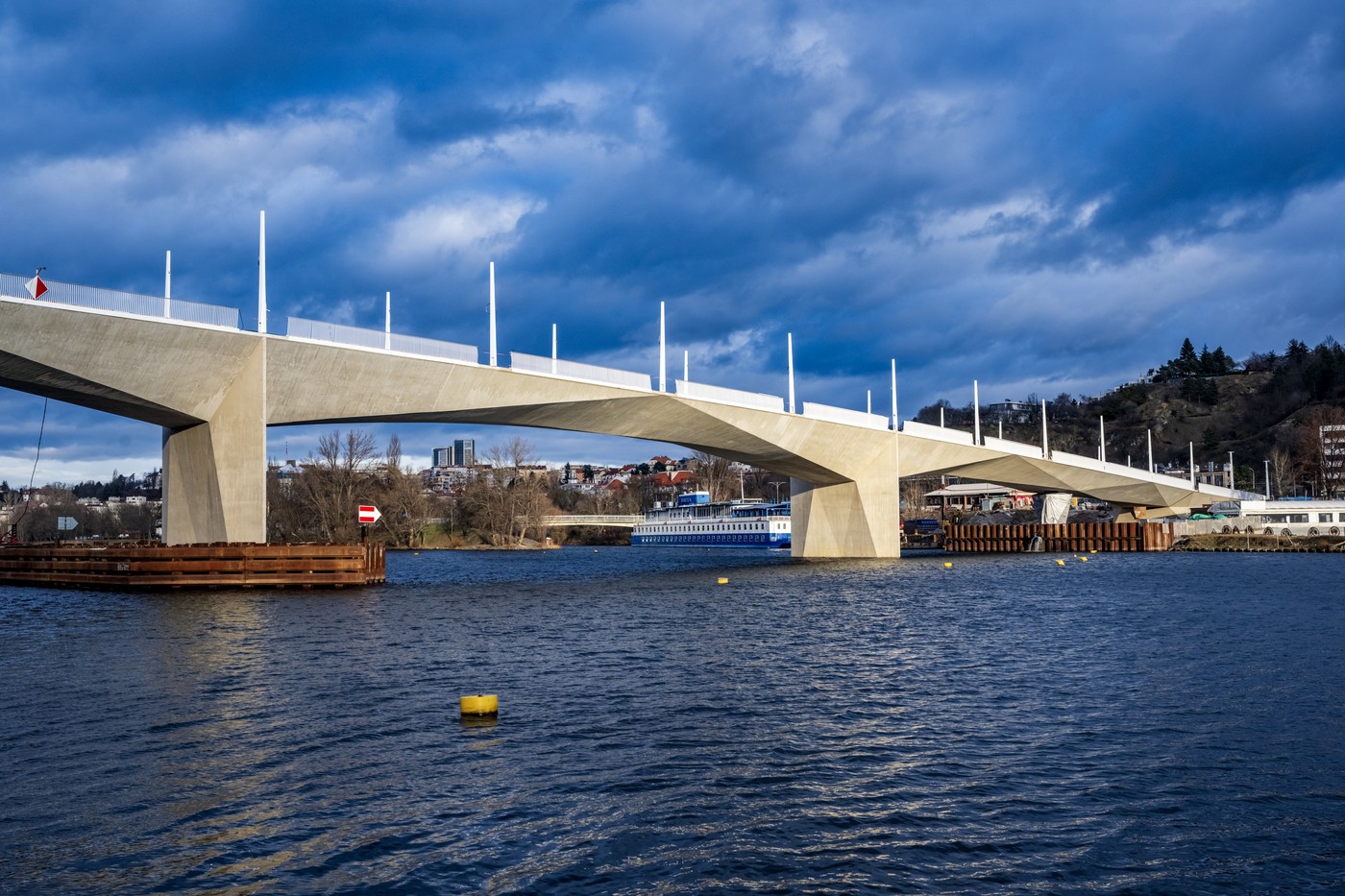 Bez aut, ale s tramvají: Praha otvírá unikátní most přes Vltavu