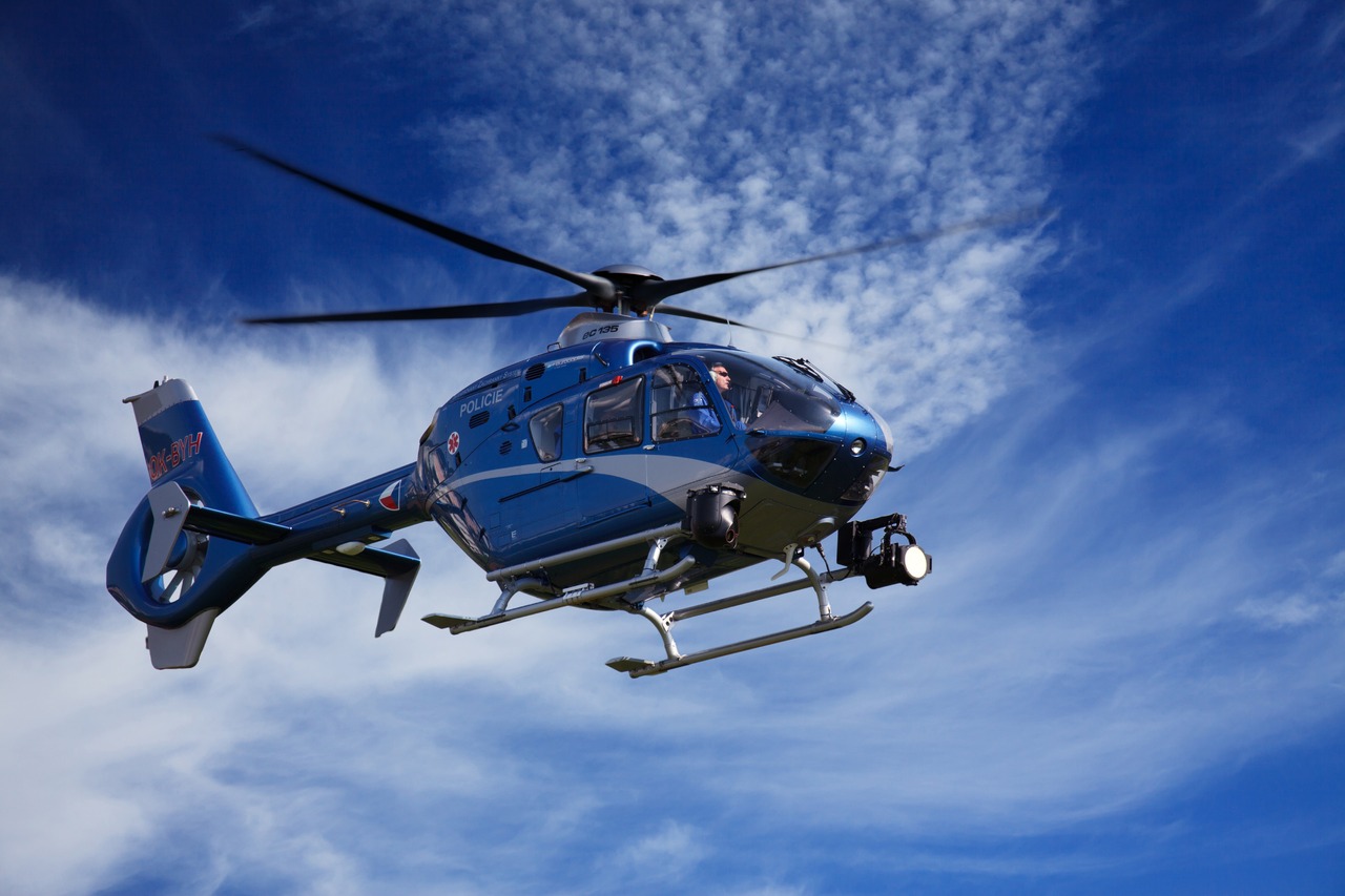 Policejní piloti létají už 90 let. Nikdy nevědí, co je čeká, ale baví je to