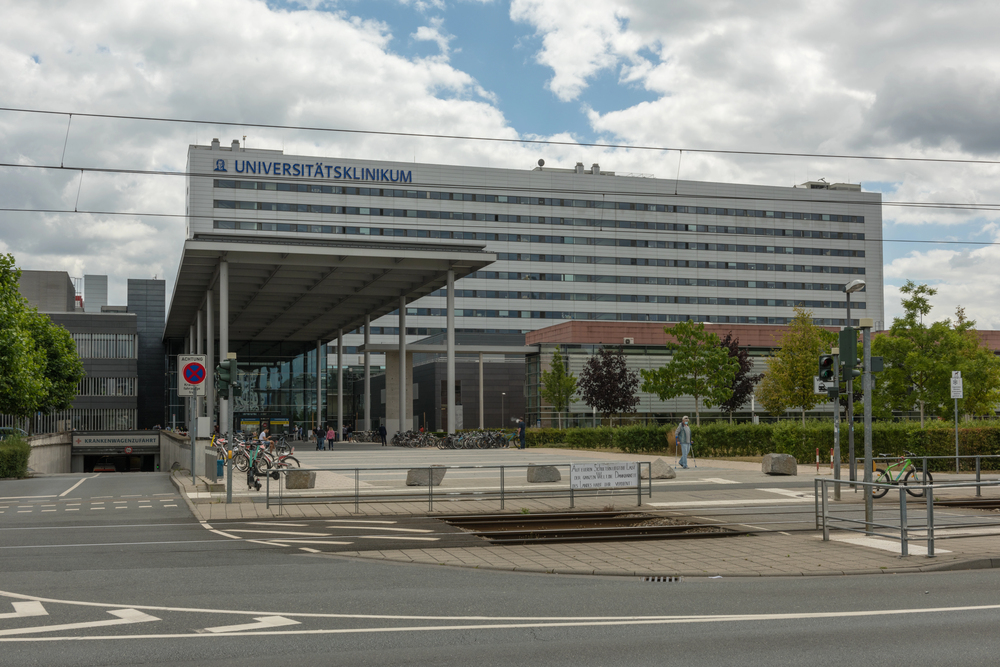 Americký humanitární pracovník s ebolou skončil v péči frankfurtských lékařů