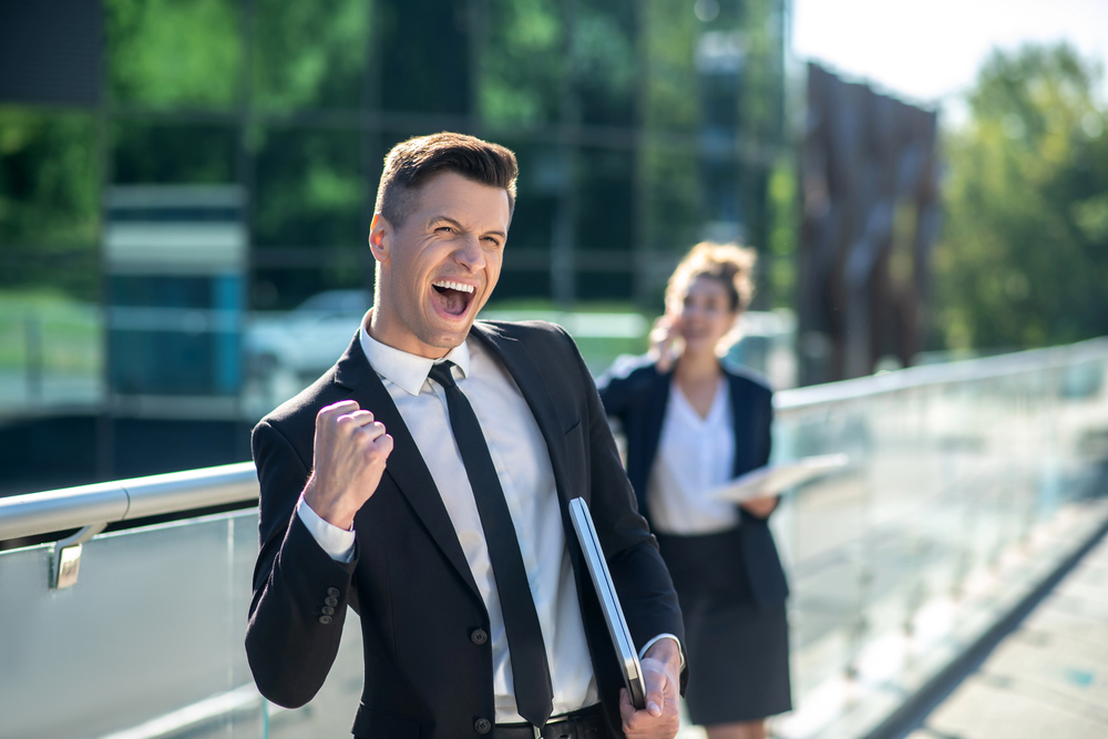 Poslanci si přidají 5 000 korun na asistenty, protože sami to fakt nezvládají