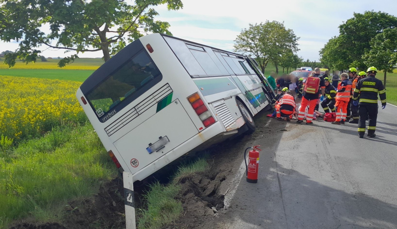 Autobus plný dětí se převrátil – záchranáři vyhlásili krizový režim