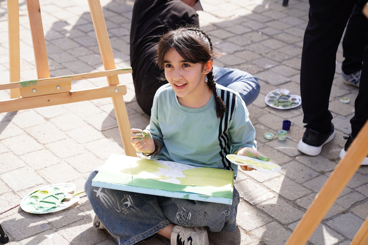 Když svět hoří, plátno se stává útočištěm: Jak libanonský umělec léčí dětská traumata z války