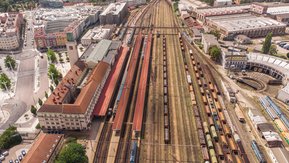 Hradec Králové bez vlaků: velká přestavba nádraží za 10 miliard komplikuje cestování