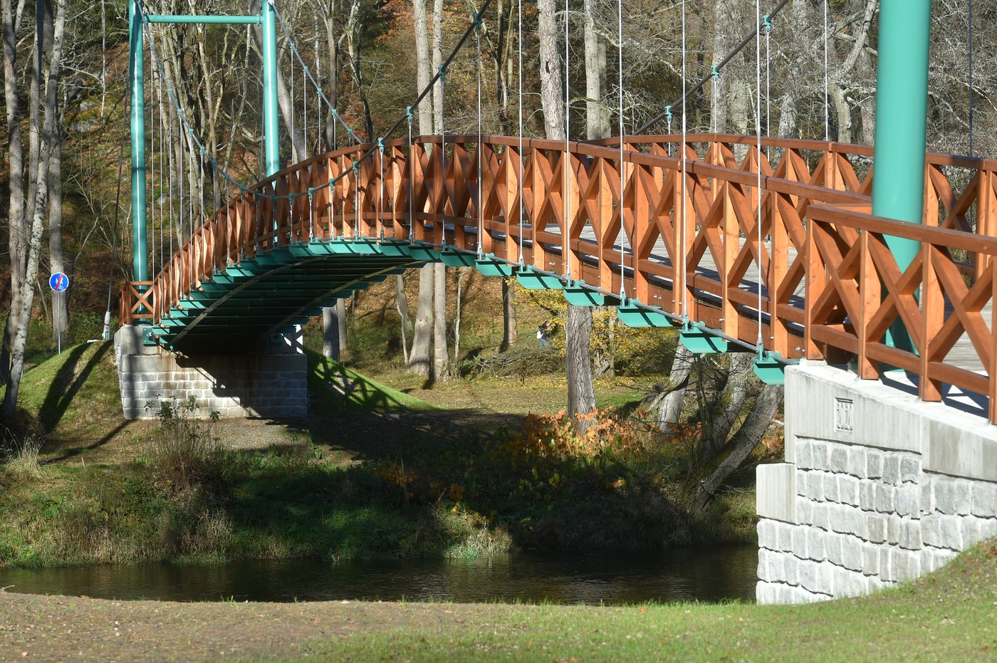 Uzavřená lávka pro pěší u Svatošských skal se letos dočká kompletní obnovy