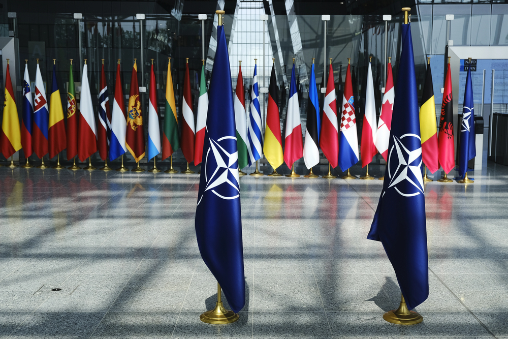 Přerozdělit odpovědnost, ne oslabit alianci. Rutte hájí odchod části vojsk USA