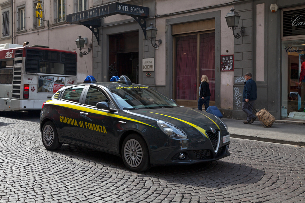Italská policie: Kvůli sankcím jsme obstavili ruský majetek za 48 miliard korun