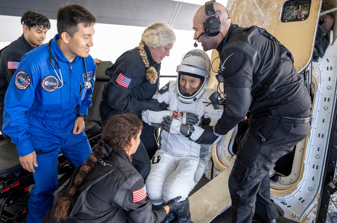 Astronauti jsou po osmi měsících doma. Modul SpaceX přistál v Pacifiku