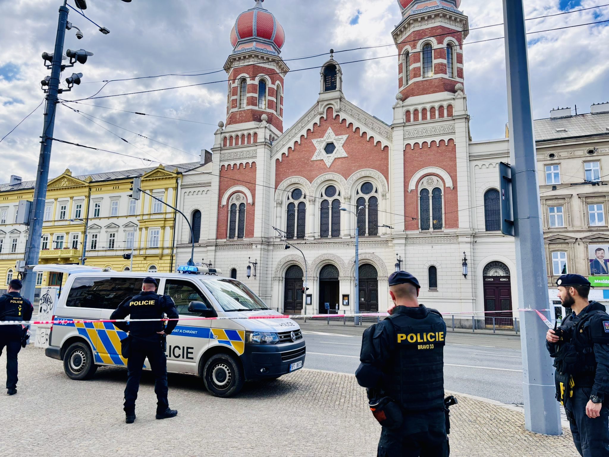 Kvůli nálezu podezřelého předmětu bylo zavřené okolí synagogy v Plzni