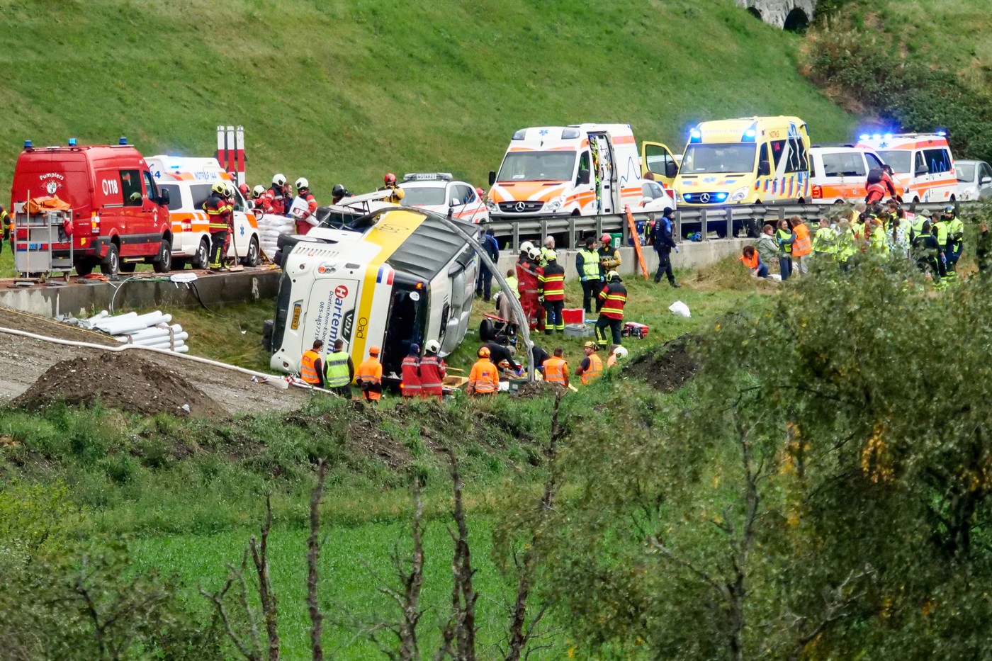 Na východě Švýcarska havaroval autobus, podle policie zemřelo několik lidí